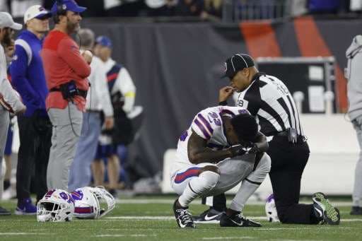 Jugador de la NFL se derrumba en el campo y recibe asistencia médica de urgencia