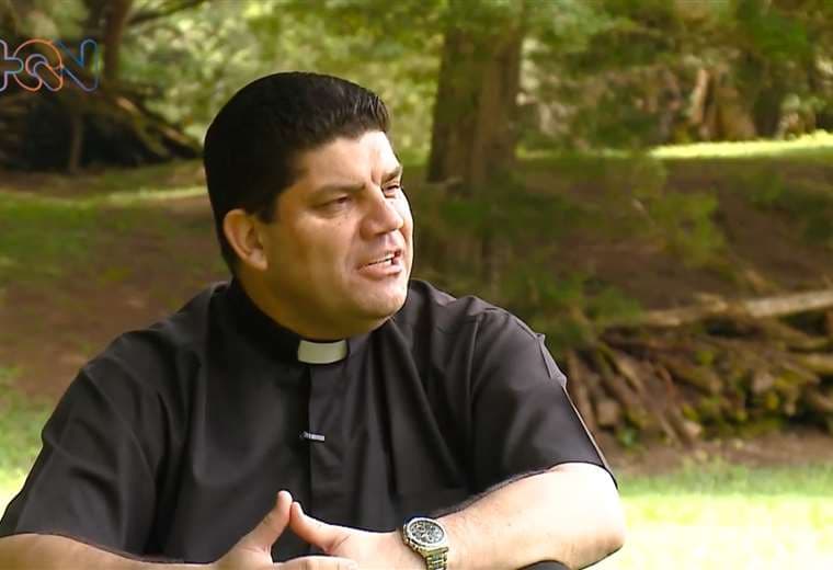 De policía a sacerdote: la historia del nuevo párroco de Curridabat