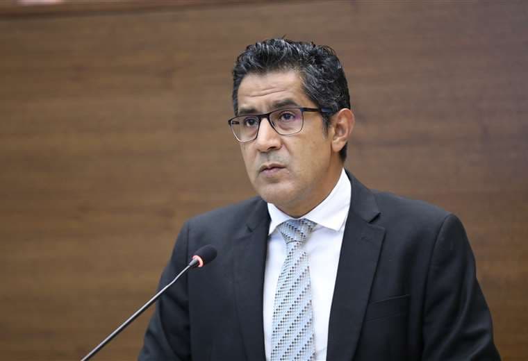 Oposición fracasa en intención de censurar a ministro de Hacienda, Nogui Acosta 