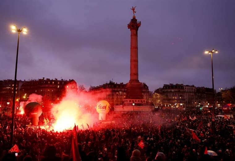 Nuevas protestas masivas en Francia desafían reforma de pensiones de Macron