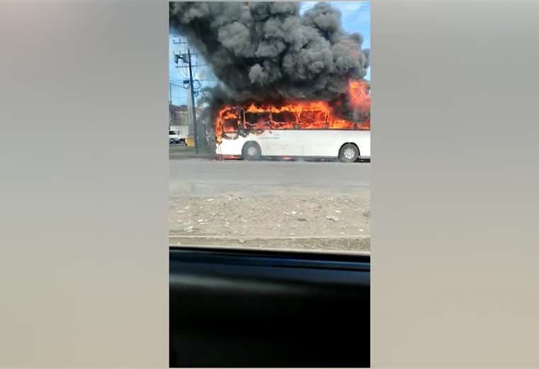 Video: Bus arde en llamas en el centro de Limón