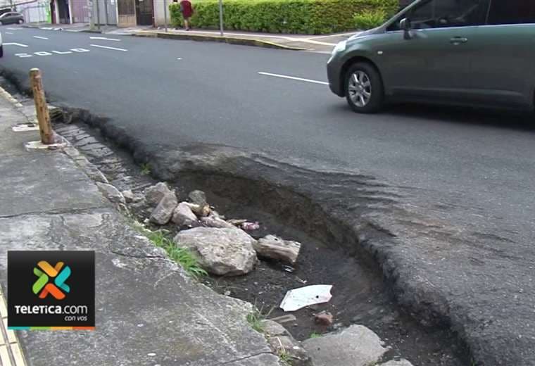 Enorme hueco pone en peligro a conductores y peatones en Tibás