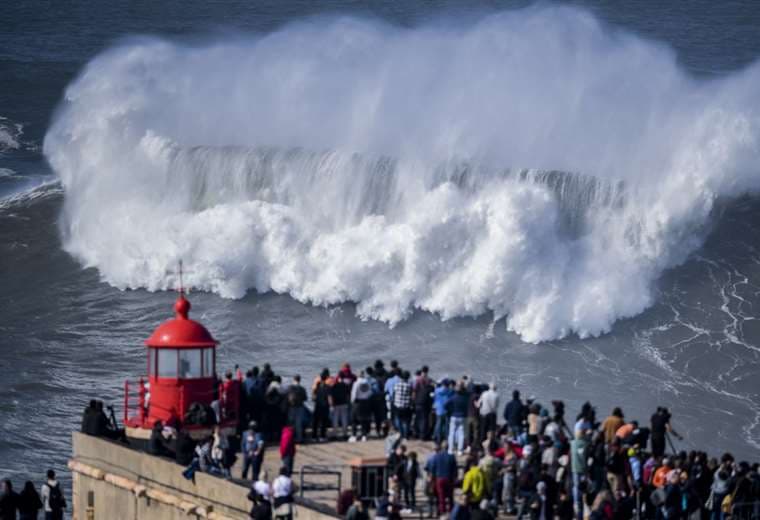 Un surfista brasileño muere en las célebres olas gigantes de Nazaré