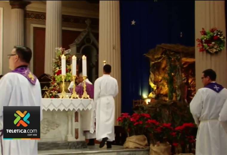 Decenas de fieles acudieron a despedida de Benedicto XVI en la Catedral Metropolitana