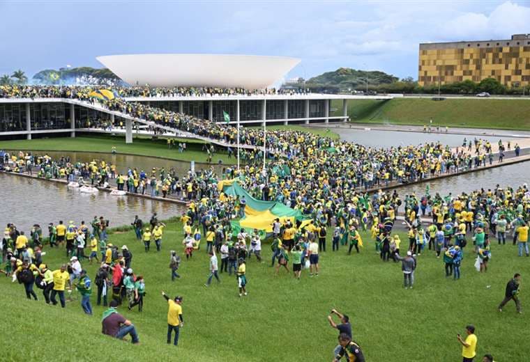 Videos: Bolsonaristas causan destrozos en Congreso, palacio presidencial y Corte Suprema de Brasil
