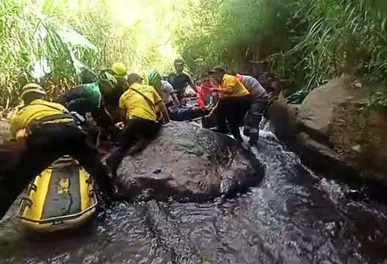 Video: Cruz Roja y Bomberos rescatan a ciclista que cayó a río en Cartago
