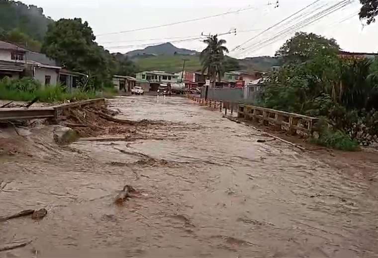 Video: Intensas lluvias dejan graves inundaciones en Desamparados y Aserrí