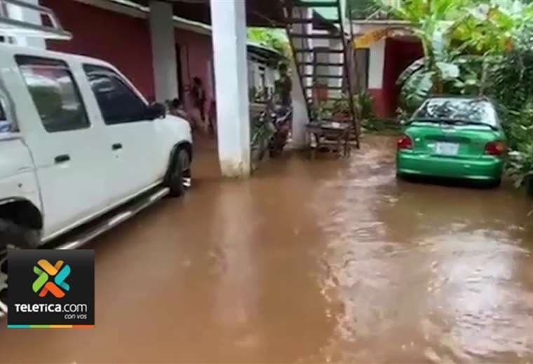 Al menos 10 casas afectadas por desbordamiento de río en Santa Cruz
