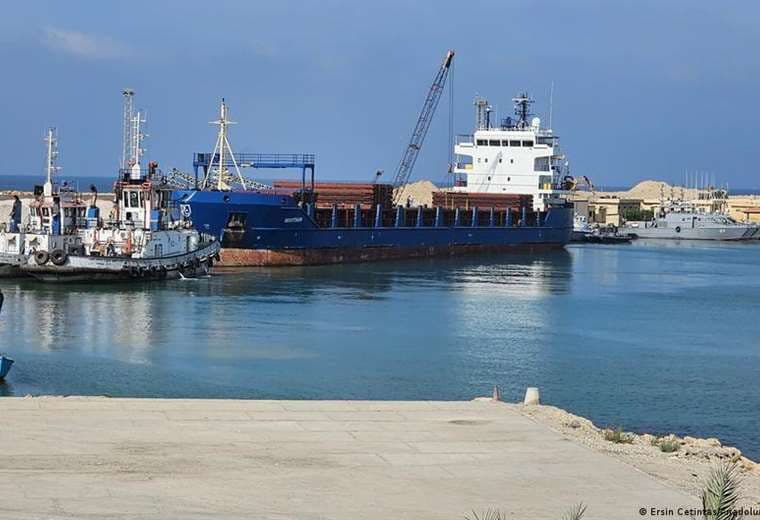 Llega a Egipto barco con hospitales de campaña y ayuda médica para Gaza