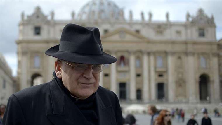 Raymond Burke: el cardenal ultraconservador crítico del Papa que será desalojado del Vaticano