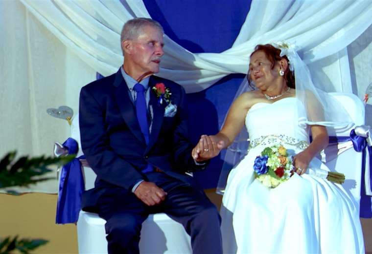 Pareja de adultos mayores de Coronado recibió una casa y la boda de sus sueños