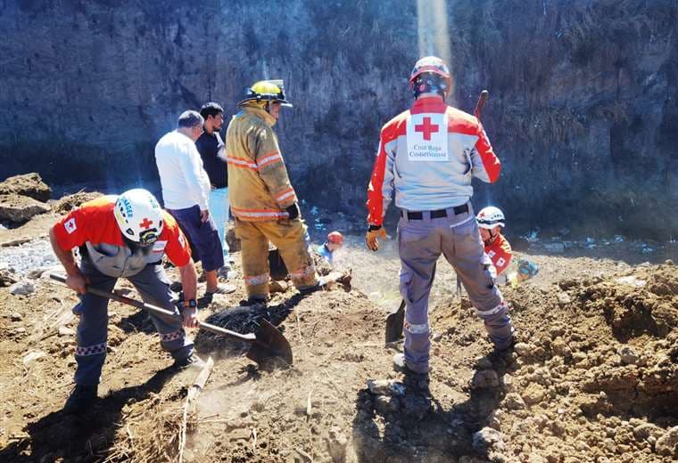 Rescatan a dos personas tras caída de camión por precipicio en Pavas