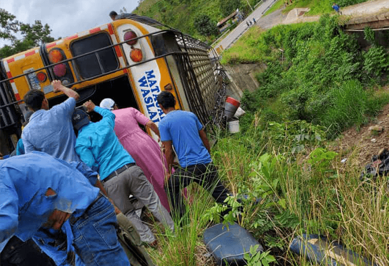 Nicaragua: Al menos 15 muertos tras choque de bus contra puente