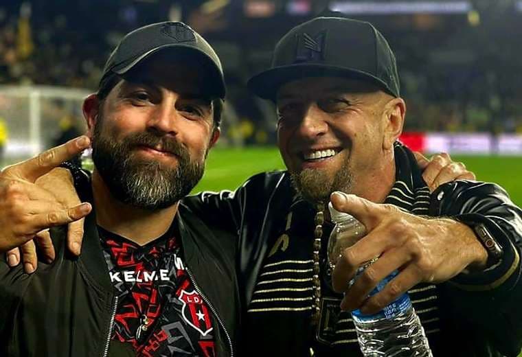 Shavo Odadjian, bajista de System of a Down, con camisa de Liga Deportiva Alajuelense