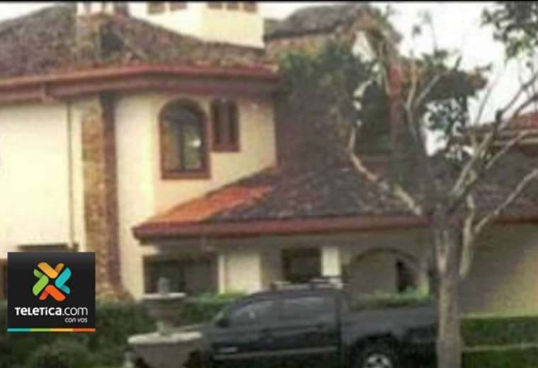 Los “Estupiñán Montaño” usaban dos lujosas casas en residencial Roble Sabana