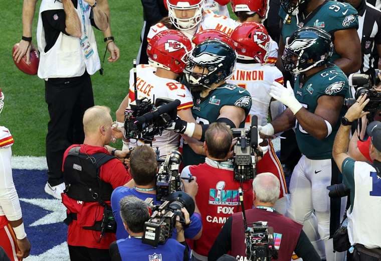 Travis Kelce se impuso en el duelo de hermanos del Super Bowl: "Es agridulce"