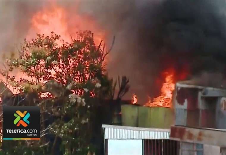 61 afectados por incendio en Tirrases pasaron la noche en albergue