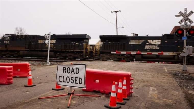 Descarrilamiento de un tren con sustancias químicas desata el temor en Ohio, EE. UU.