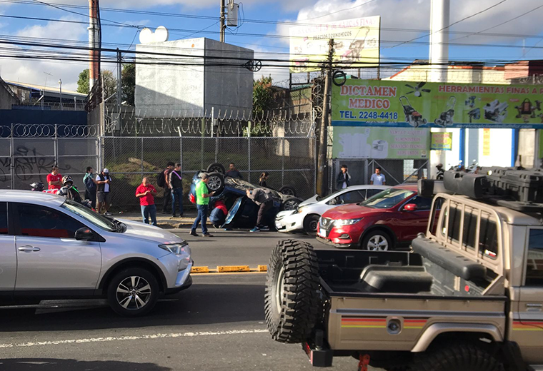 Mujer está grave tras choque y vuelco de carro en La Uruca
