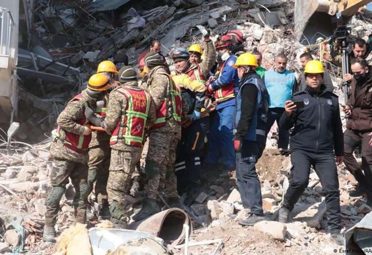 Hallan tres sobrevivientes en Turquía 13 días después del terremoto