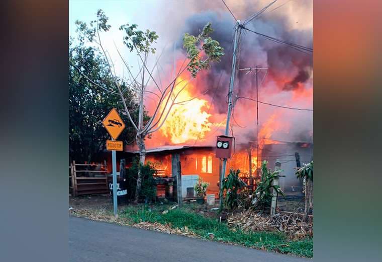Fuego consume cuatro viviendas en Orotina