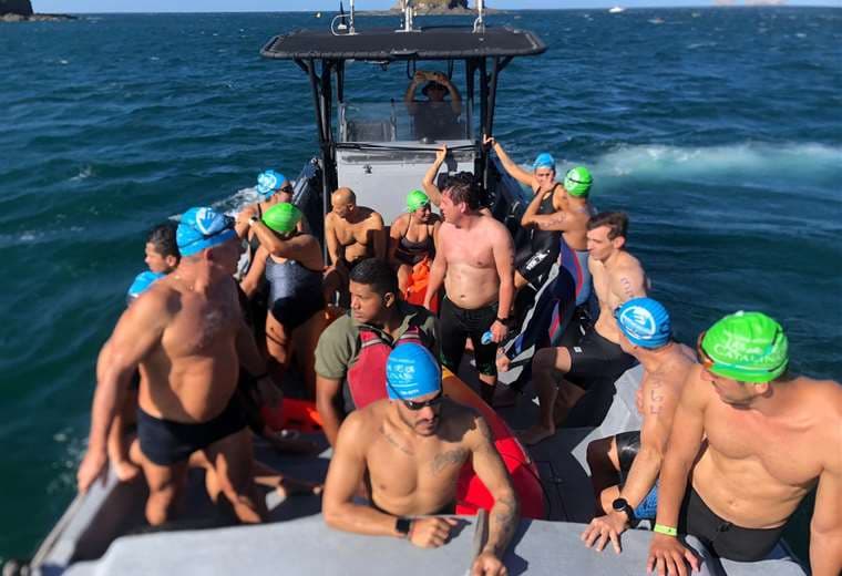 Guardacostas auxilió a 32 competidores en competencia de Aguas Abiertas.