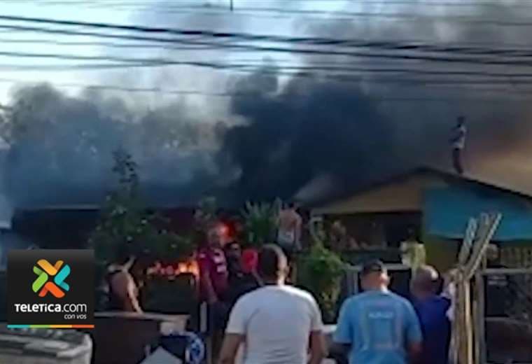 Trabajos de soldadura ocasionaron incendio que consumió cinco casas en Orotina