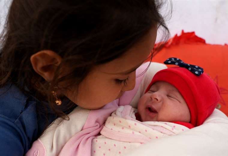 Una familia siria acoge a la bebé que nació bajo los escombros del terremoto