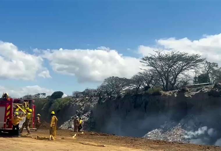 Bomberos atiende quema en basurero clandestino de más de 30.000 toneladas en San José