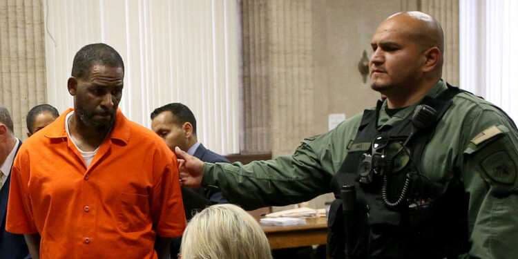 Cantante R. Kelly condenado a 20 años de cárcel por pornografía infantil
