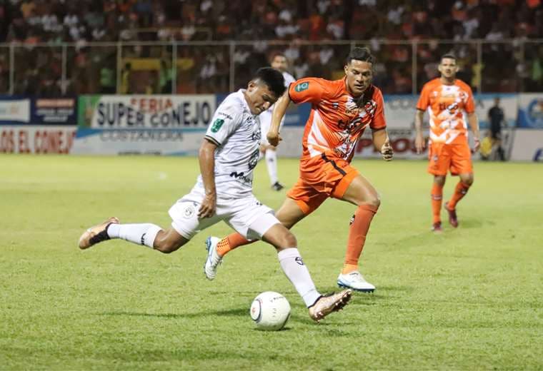 Sporting derrota a Puntarenas con gol en el epílogo