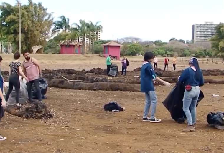 Voluntarios recolectaron cinco toneladas de basura del lago de La Sabana