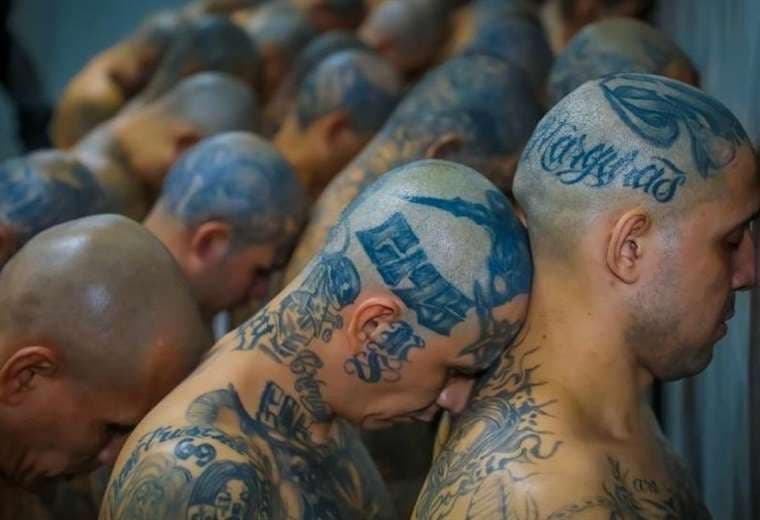 Las impresionantes fotografías de miles de presos llegando a la megacárcel de El Salvador