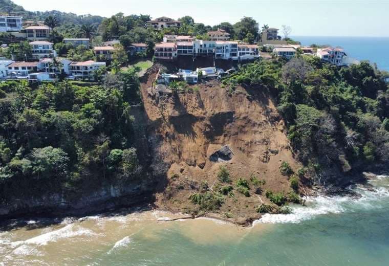 CNE: Siete casas de lujo afectadas por colapso de montaña en Punta Leona