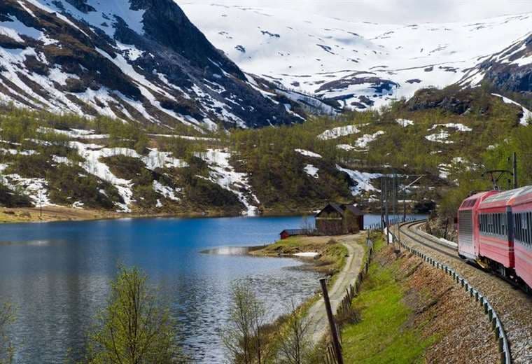 El milagro de la ingeniería de Noruega que conecta el sur del país a través de fiordos, glaciares y otras maravillas naturales