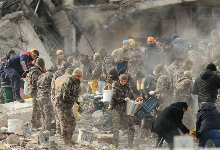 Más de 1.300 muertos y cientos de heridos tras terremoto en Turquía y Siria