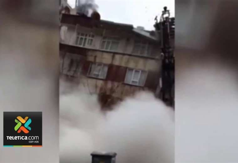 Impactante video muestra cómo edificio se desploma en Turquía