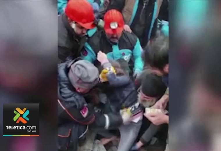 Videos muestran impactantes rescates de sobrevivientes en Turquía
