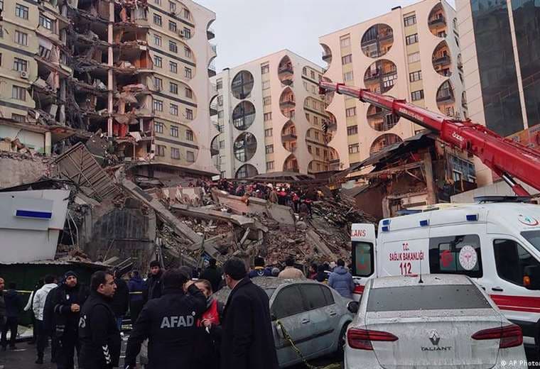 Turquía y Siria ya contabilizan 4.300 muertos por  terremotos
