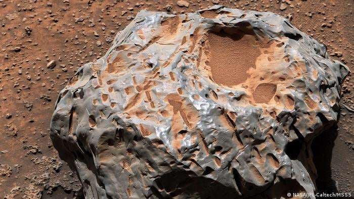 Róver Curiosity de la NASA descubre espectacular meteorito metálico en Marte