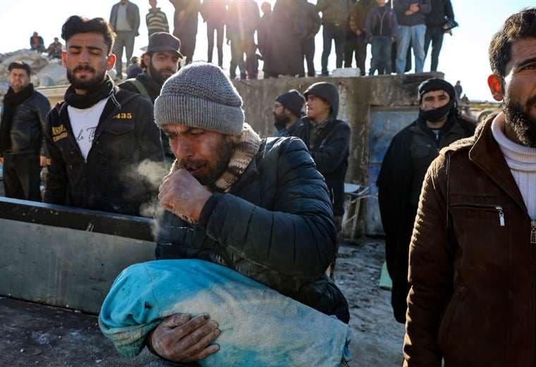 Ayuda llega lentamente a Turquía y Siria tras sismo que dejó casi 25.000 muertos