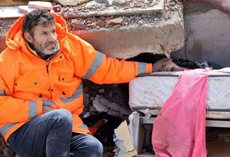 Terremoto en Turquía: la imagen de "un padre sosteniendo la mano de su hija muerta"