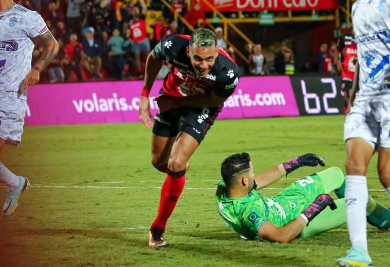 Alajuelense recompone y triunfa con gol de Ángel Tejeda