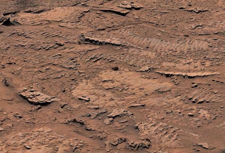 Curiosity de la NASA halla en Marte rocas onduladas causadas por olas