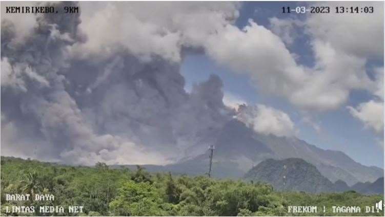 Volcán indonesio Merapi entra en erupción y cubre varios pueblos de ceniza