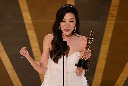 La asiática Michelle Yeoh hace historia al ganar el Óscar a la mejor actriz