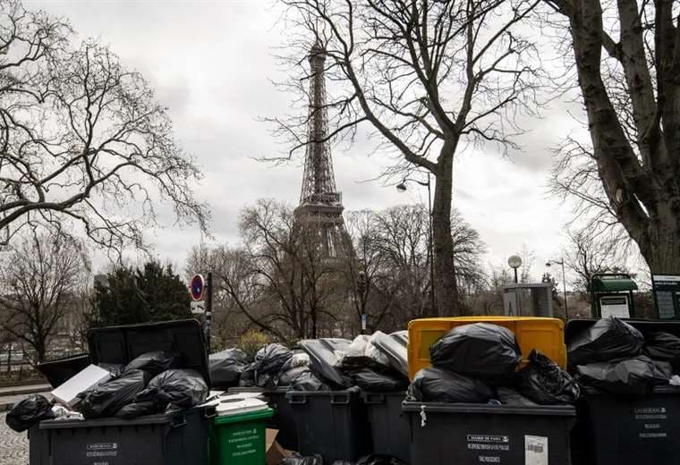Las montañas de basura son la nueva atracción turística en París