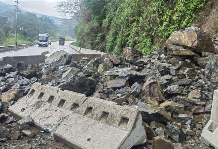 Caída de piedras obliga al MOPT a cerrar paso por Cambronero