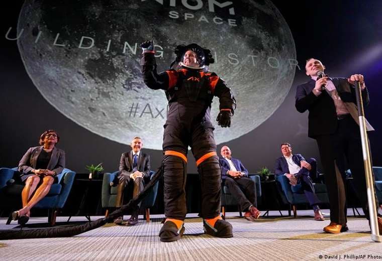 NASA presenta prototipo del traje espacial que usará en su próxima misión a la Luna
