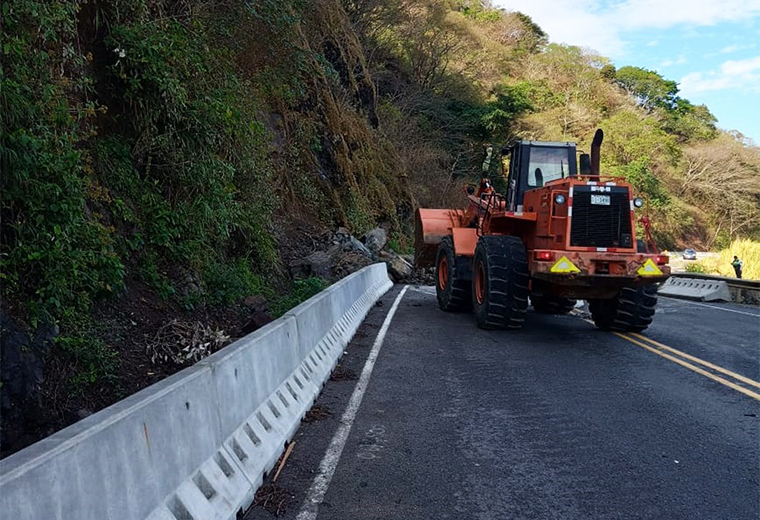 MOPT reabre paso por Cambronero tras limpieza de carretera
